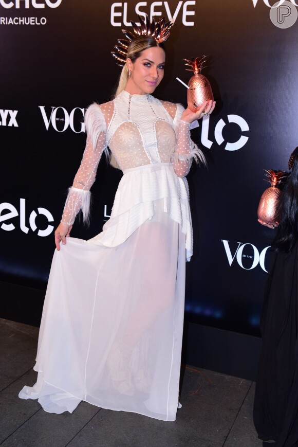 Mulher de Bruno Gagliasso, Giovanna Ewbank escolheu look branco e com transparência para o Baile da Vogue 2016. O vestido é da estilista Helo Rocha