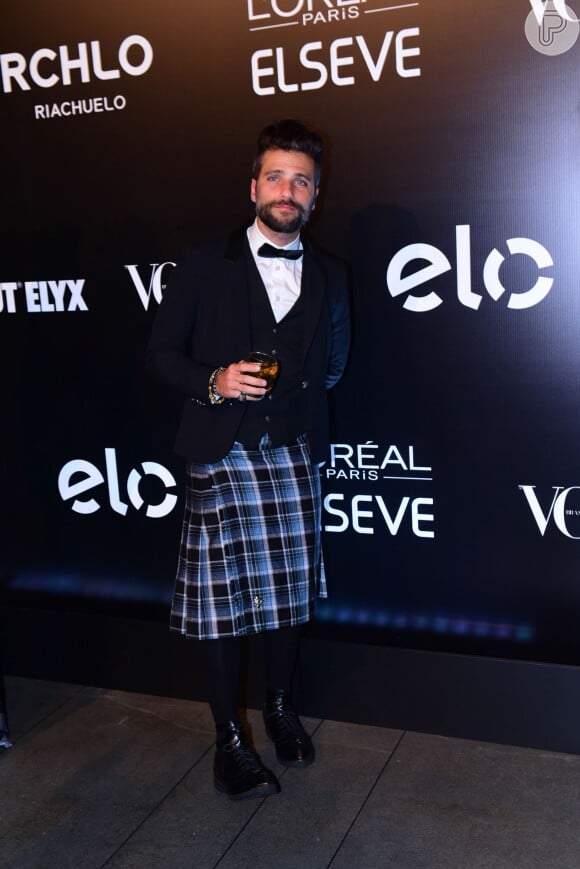 Bruno Gagliasso não teve medo de ousar no look para o Baile da Vogue 2016 e apostou em uma kilt, a 'saia' em estampa xadrez usada pelos escoceses