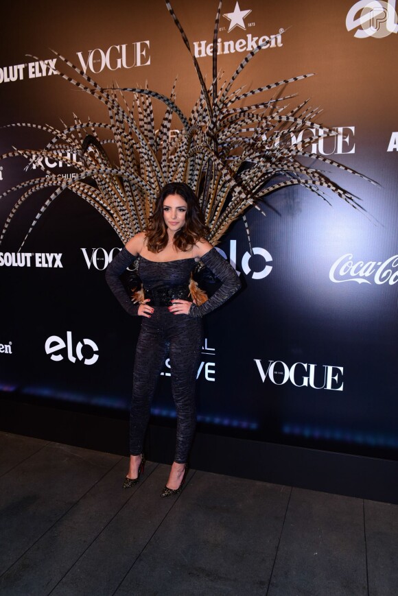 Carol Celico apostou em look Walerio Araújo com costeiro de penas para o Baile da Vogue 2016