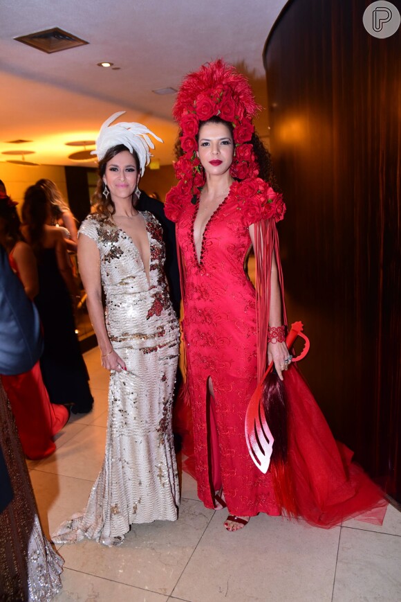 A cantora Vanessa da Mata apostou em look vermelho para o Baile da Vogue, nesta quinta-feira, 28 de janeiro de 2016