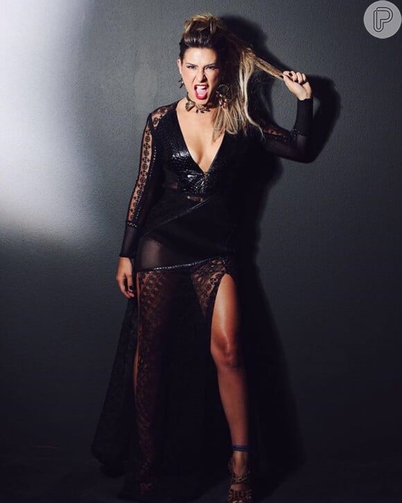 Fernanda Paes Leme usou vestido preto com mix de texturas da estilista Helo Rocha no Baile da Vogue, nesta quinta-feira, 28 de janeiro de 2016