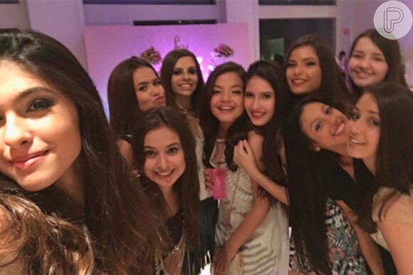 Larisa Manoela posou com algumas amigas em preparação para a festa de 15 anos