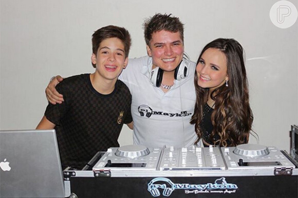 Larissa Manoela e o namorado, João Guilherme Ávila, com o DJ responsável por comandar o som da festa de 15 anos da atriz, nesta sexta-feira, 29 de dezembro de 2016
