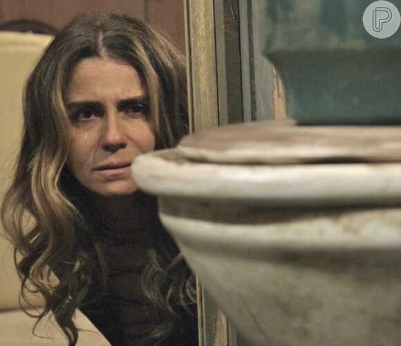 Atena (Giovanna Antonelli) está sendo torturada e mantida presa a uma coleira por Vander, seu ex-marido, na novela 'A Regra do Jogo'