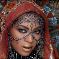 Beyoncé aparece de indiana em clipe do Coldplay e fãs vibram: 'Rainha'. Vídeo!