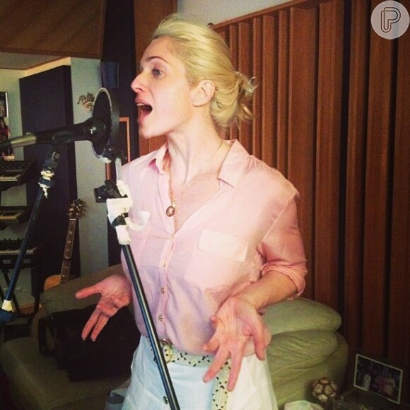 Leticia Spiller solta a voz em estúdio de música nesta segunda-feira, dia 9 de setembro de 2013