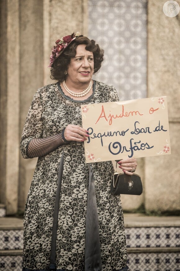 Vestido de mulher, Pancrácio (Marco Nanini) pede doações para órfãos que não existe, na novela 'Êta Mundo Bom!'