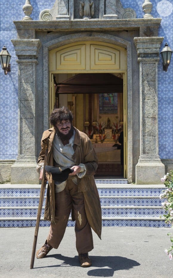 Pancrácio (Marco Nanini) se veste de maltrapilho para se passar por inválido e comover os passantes, na novela 'Êta Mundo Bom!'