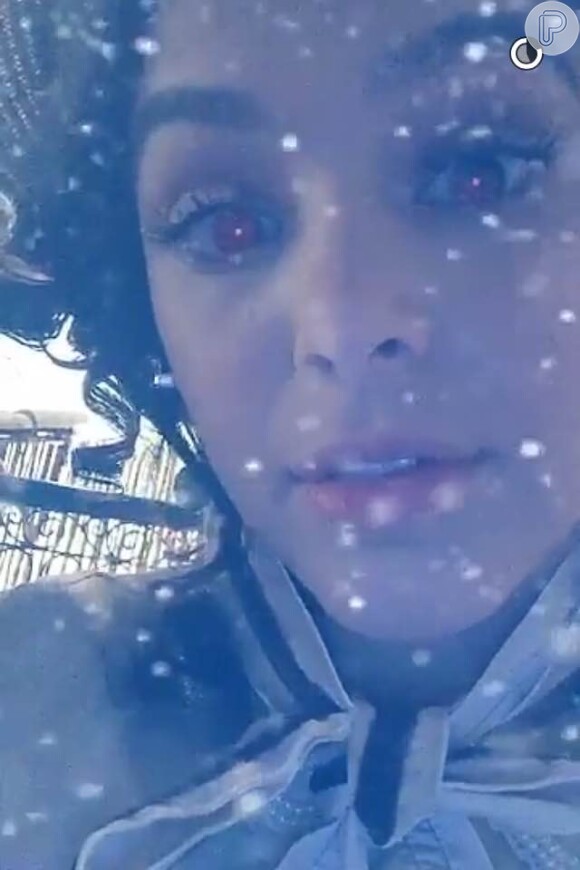 Bruna Marquezine posa com um filtro imitando neve