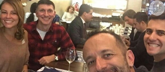 Paolla Oliveira se diverte em Portugal durante jantar com amigos