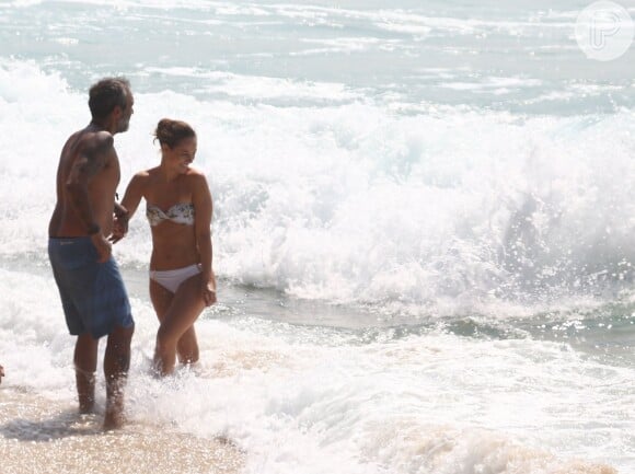Paolla Oliveira foi flagrada de mãos dadas com Papinha na praia no ano passado