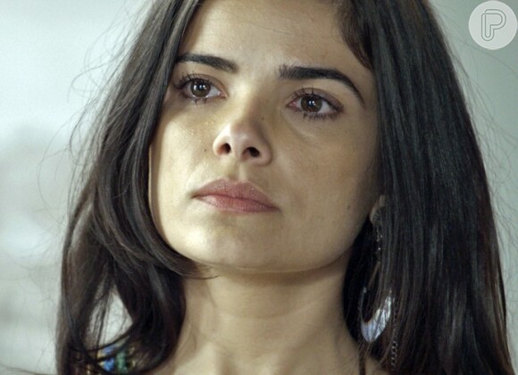 Toia (Vanessa Giácomo) ajuda Atena (Giovanna Antonelli) a fechar a porta, prendendo Romero (Alexandre Nero), e joga um palito de fósforo aceso para começar o fogo, na novela 'A Regra do Jogo'