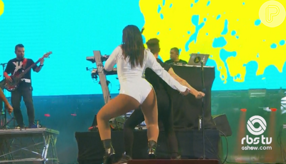 Anitta rebola durante show em festival no Rio Grande do Sul