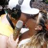 Preta Gil trocou beijo com o marido, Rodrigo Godoy