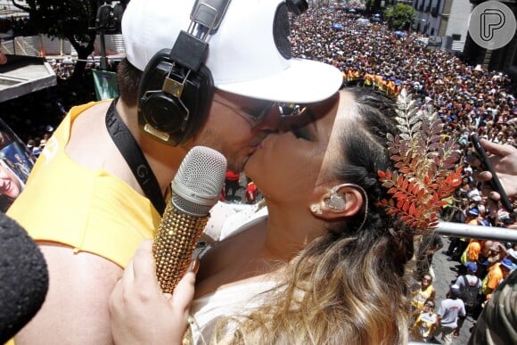 Preta Gil trocou beijo com o marido, Rodrigo Godoy