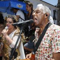 Carnaval 2016: Preta Gil reúne o pai, Carolina Dieckmann e mais famosos em bloco