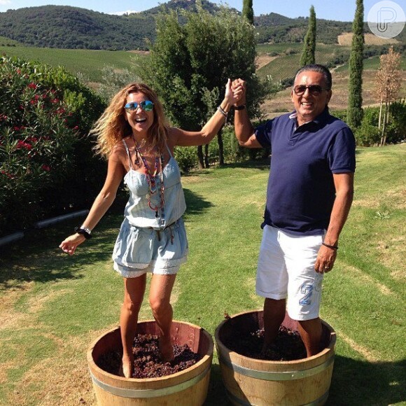Galvão Bueno e sua mulher, Desirée Soares, se divertem em sua vinícola na Itália