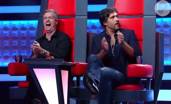 Victor deu risada da situação, enquanto Leo mostrou surpresa com a atitude de Mari Cardoso no 'The Voice Kids'