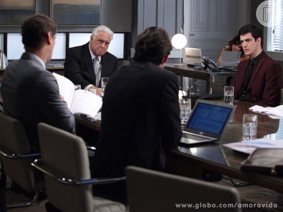 César (Antonio Fagundes) recebe a confirmação de que Félix (Mateus Solano) roubou o hospital, em 'Amor à Vida'