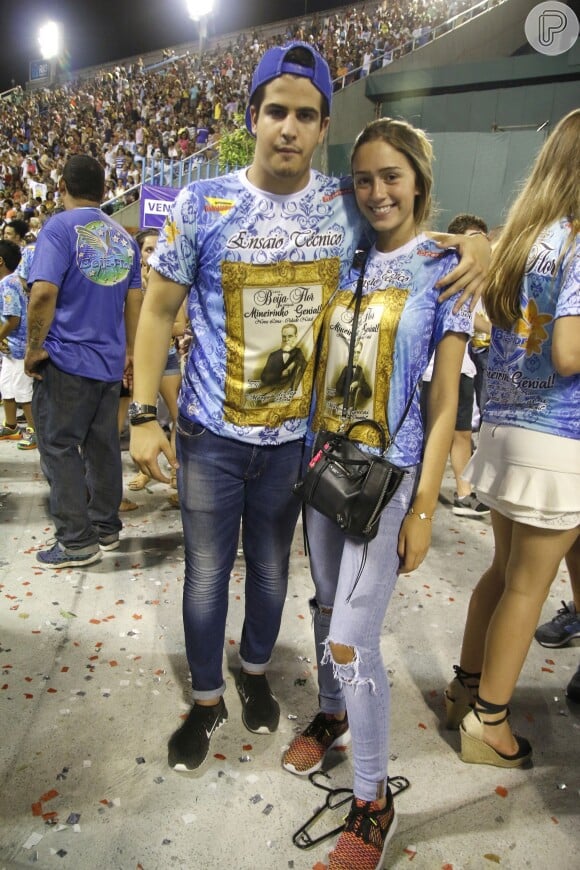 Enzo Celulari posou com a namorada, Carol Garson, durante ensaio técnico da Beija-Flor, no sambódromo do Rio