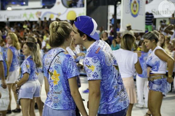 Enzo Celulari e a namorada, Carol Garson, estiveram juntos no ensaio técnico da Beija-Flor, na Marquês de Sapucaí