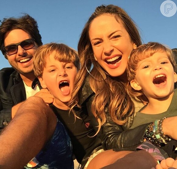 A cantora compartilha fotos ao lado dos filhos e do marido nas redes sociais para aliviar um pouco da saudade