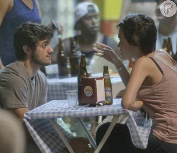 Leila (Carla Salle) tenta consolar Jonatas (Felipe Simas) depois de ele ter visto Eliza (Marina Ruy Barbosa) dar um beijo técnico em Arthur (Fábio Assunção), na novela 'Totalmente Demais'