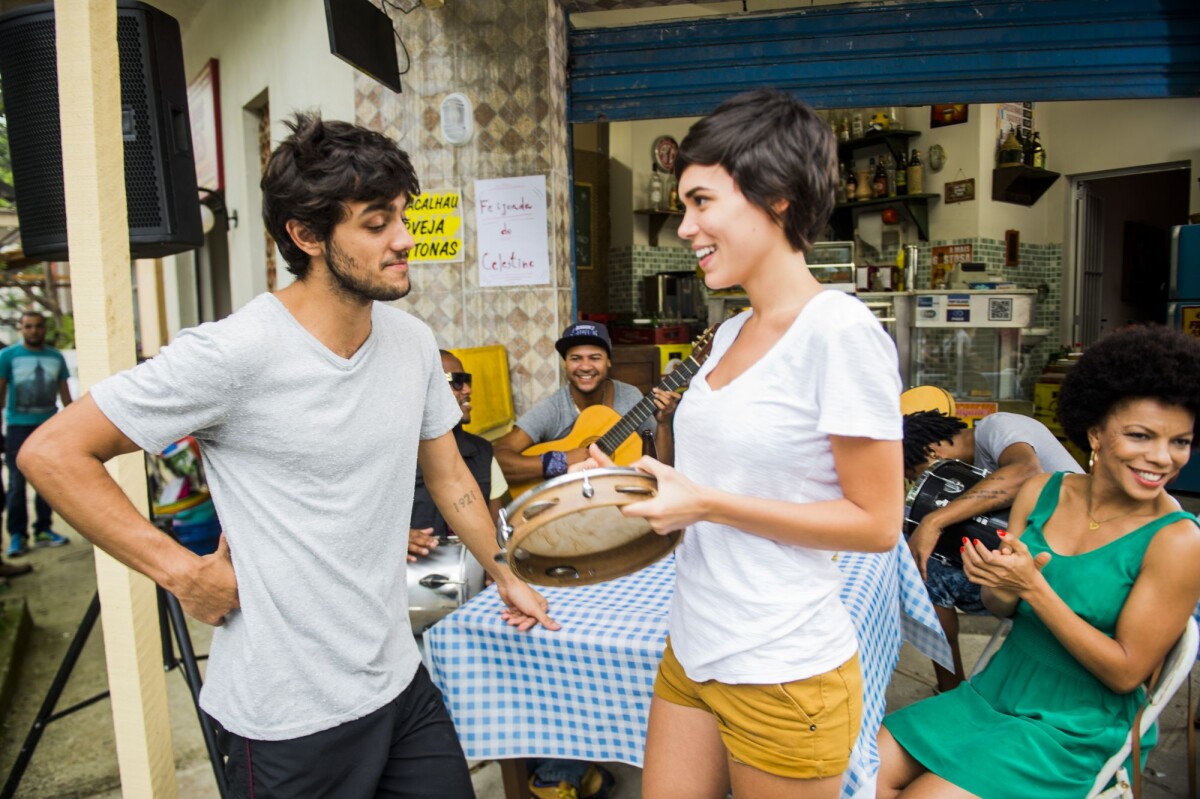 Foto: Leila (Carla Salle) beija Jonatas (Felipe Simas), na novela ...