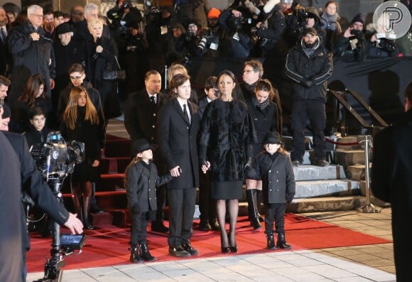Céline Dion e os três filhos durante o funeral do marido, René Angélil