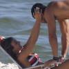 Nicole Bahls trocou carinhos com Marcelo Bimbi em praia do Rio