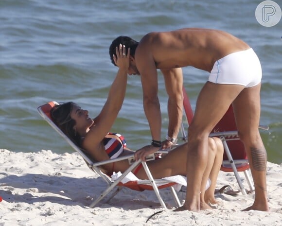 Nicole Bahls trocou carinhos com Marcelo Bimbi em praia do Rio