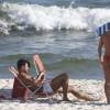 Nicole e Marcelo Bimbi curtiram a tarde de sol juntos na praia da Barra da Tijuca na segunda-feira