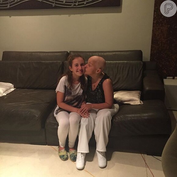 A atriz Claudia Rodrigues posa com a filha, Iza, de 13 anos