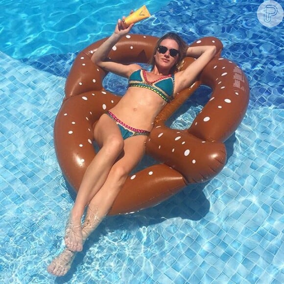 Fiorella Mattheis exibe boa forma ao posar de biquíni em piscina