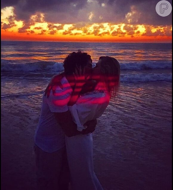 Fiorella Mattheis compartilhou no Instagram uma foto beijando Alexandre Pato, a quem se declarou