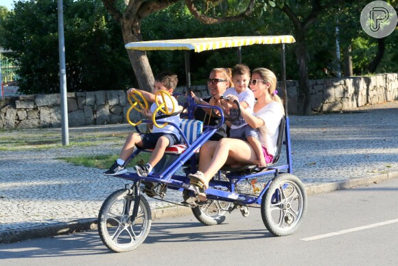 Wanessa passeou com os filhos, José Marcus e João Francisco, na Lagoa Rodrigo de Freitas nesta terça-feira, 2 de fevereiro de 2016