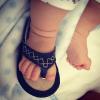 Juliana Paes publica foto dos pés de Antônio, de 1 mês, e afirma que está dormindo muito pouco