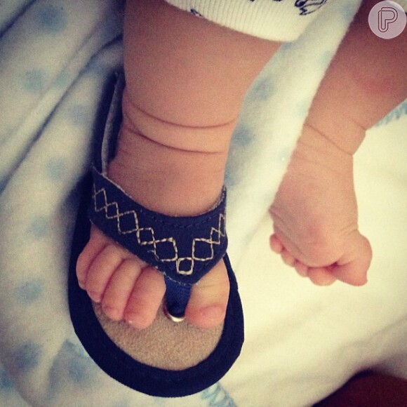 Juliana Paes publica foto dos pés de Antônio, de 1 mês, e afirma que está dormindo muito pouco