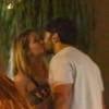 Deborah Secco e Hugo Moura se beijam ao sair de restaurante na Barra da Tijuca