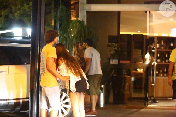 Deborah Secco e Hugo Moura se beijam ao sair de restaurante na Barra da Tijuca