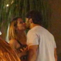 Deborah Secco troca beijos com o marido, Hugo Moura, em restaurante. Fotos!