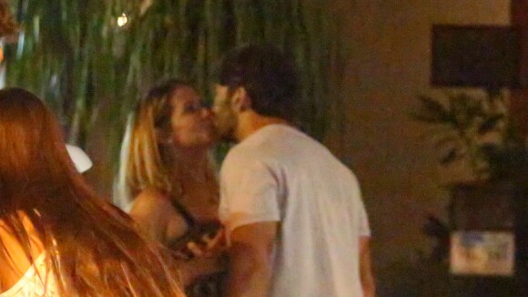 Deborah Secco troca beijos com o marido, Hugo Moura, em restaurante. Fotos!