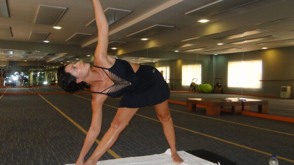 3 minutos com Camila Rodrigues: atriz emagreceu 3,5 Kg com hot yoga. Confira!