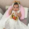 Deborah Secco fantasiou a pequena Maria Flor de baiana, com vestido branco bem rodado e adereço colorido na cabeça, nesta quinta-feira, 4 de fevereiro de 2016