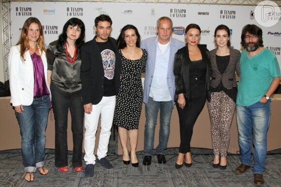 O elenco posou ao lado do direto Jayme Monjardim no evento que aconteceu nesta quarta-feira (11), em São Paulo