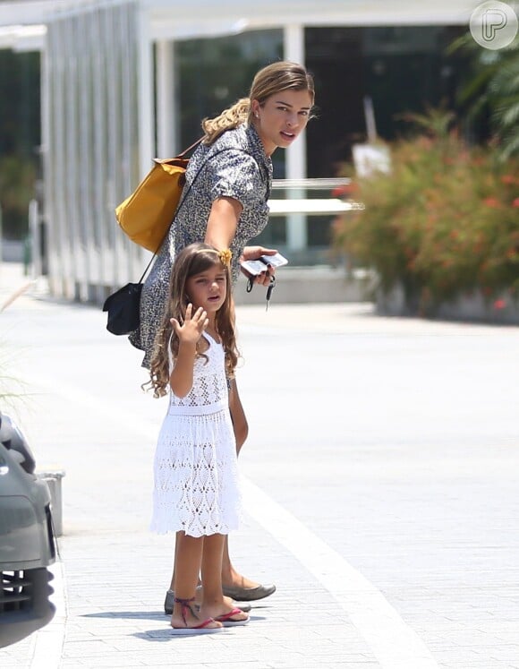 Sofia, filha de Grazi Massafera e Cauã Reymond, passeia com a mãe