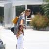 Em tarde ensolarada no Rio, Grazi Massafera passeia com a filha Sofia