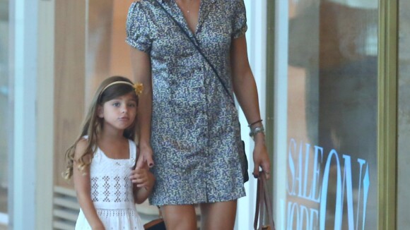 Sofia passeia com a mãe, Grazi Massafera, e exibe semelhança com Cauã Reymond