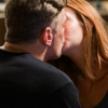 Eliza (Marina Ruy Barbosa) e Arthur (Fábio Assunção) se beijam mas não agradam os fãs da trama no Twitter