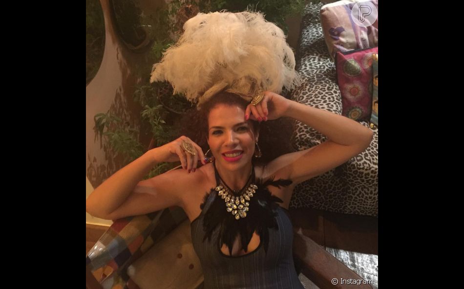 Vanessa da Matta usou um arco de penas para compor o